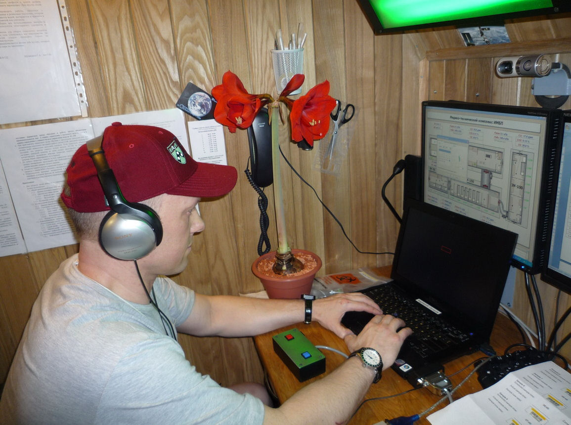 The Lo-LIGHT in the Russian Institute for Biomedical
Problems Chamber in a simulated space travel project.